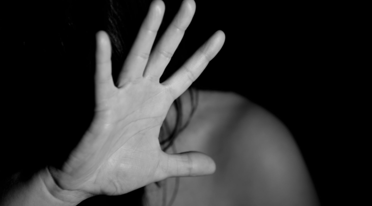 Concejal acusado de golpear a su novia