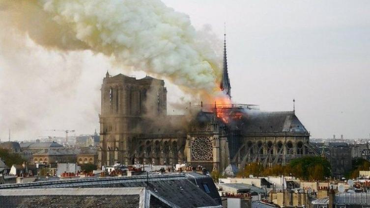 En fotos y videos, el devastador incendio en la catedral de Notre Dame 