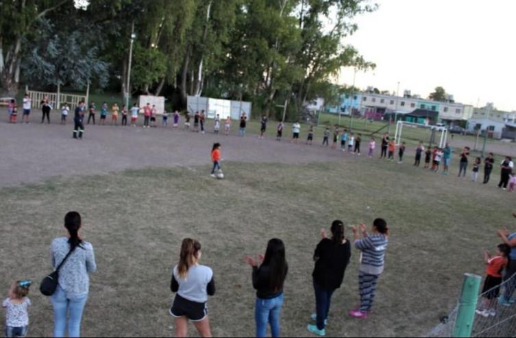 Zaira lucha por jugar al fútbol sin barreras