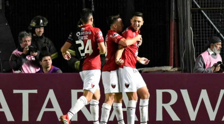 El Colón que golea y gusta le ganó 2 a 0 a Municipal: pasó de fase en la Sudamericana