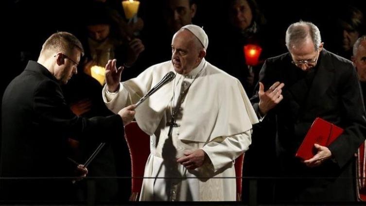 Francisco pidió por los inmigrantes y los hambrientos en el Vía Crucis