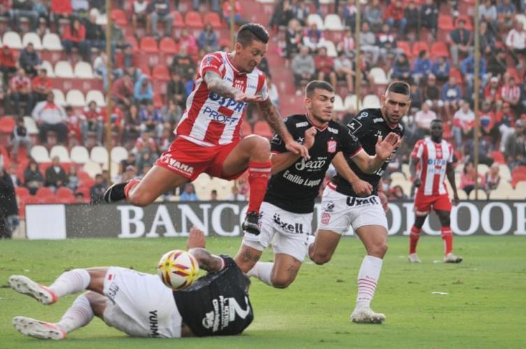 Unión goleó a San Martín de Tucumán y sigue en la Copa