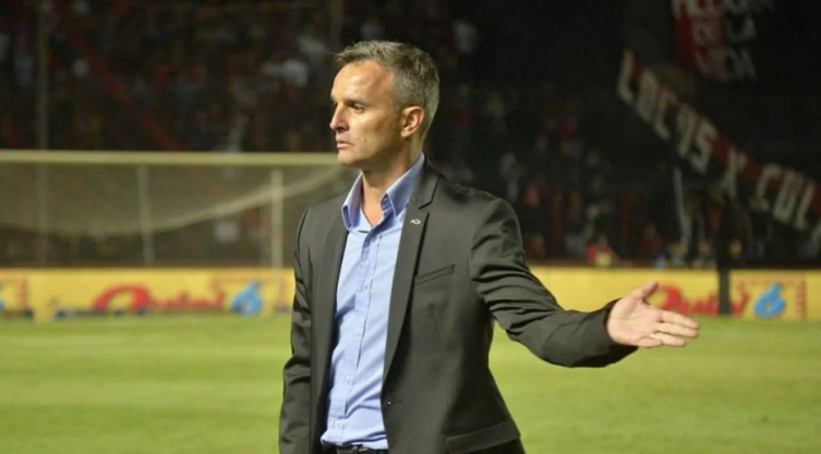 Lavallén tiene más números negativos que el propio Comesaña dirigiendo a Colón