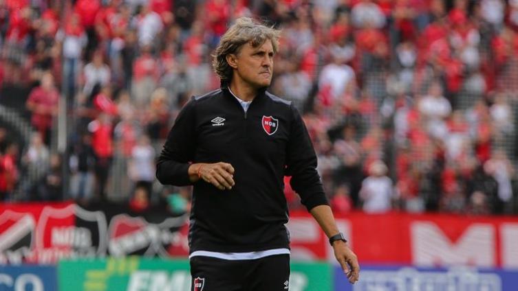 Newell ´s oficializó la salida de Bidoglio como entrenador