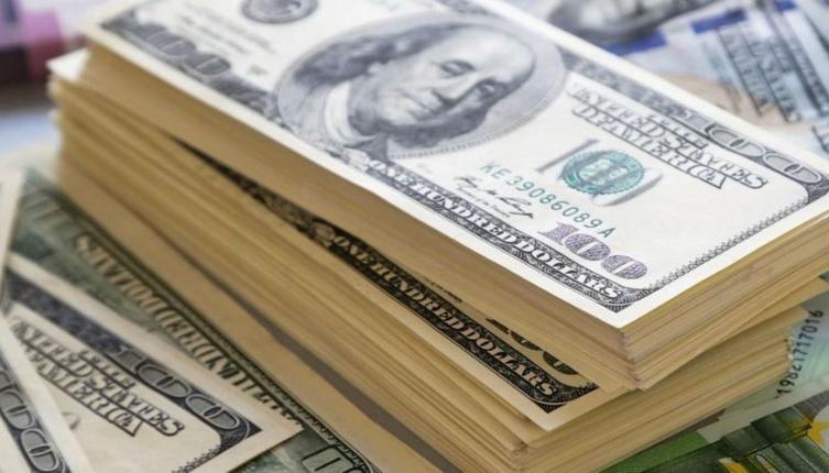 El dólar cerró a 44,90 y el riesgo país superó a los 940