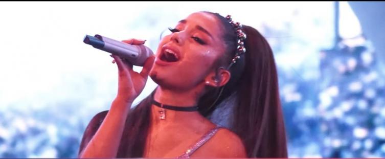 Ariana Grande fue golpeada por un 
