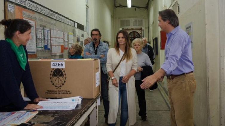 Granata fue a votar y la recibieron con un pañuelo verde