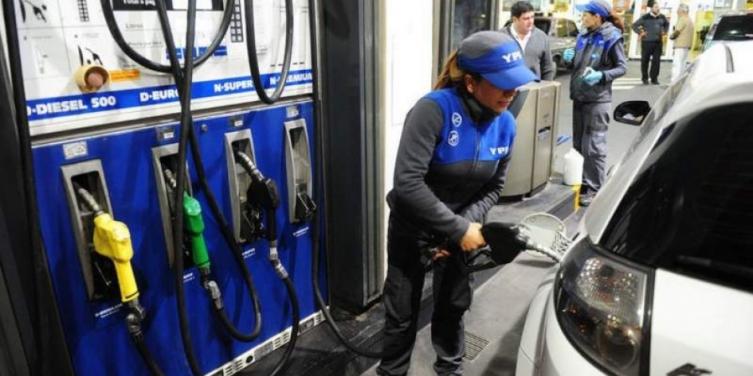 YPF y Axión aumentaron sus combustibles
