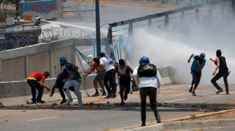 Un muerto y al menos 50 heridos en el segundo día de enfrentamientos