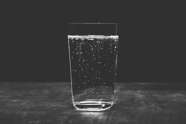 ¿Cuánta agua es recomendable beber cada día?