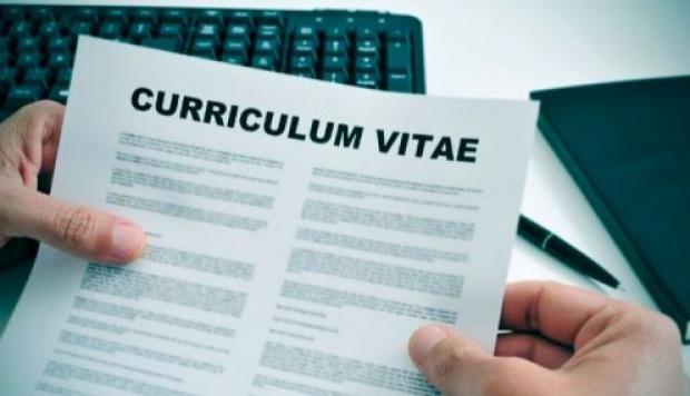 Imprimen currículums gratis para personas que buscan trabajo