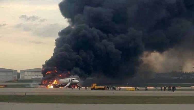 El incendio de un avión en Moscú dejó al menos 41 muertos