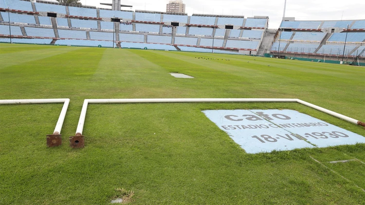 La Asociación Uruguaya de Fútbol puso en venta los históricos arcos del Centenario