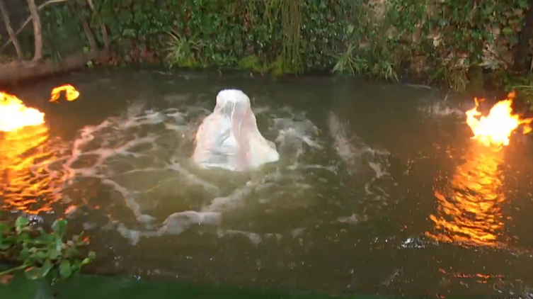 En el programa de Guido Kaczka una joven cayó al agua y quedó atrapada en su vestido