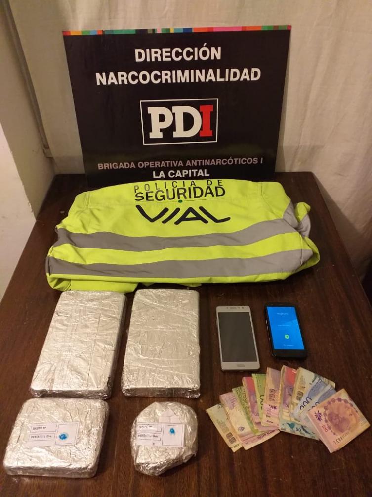 Llevaba más de dos kilos de cocaína escondidos en la rueda de auxilio 
