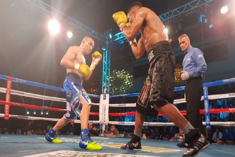 Narváez ganó en fallo unánime y es campeón gallo latino