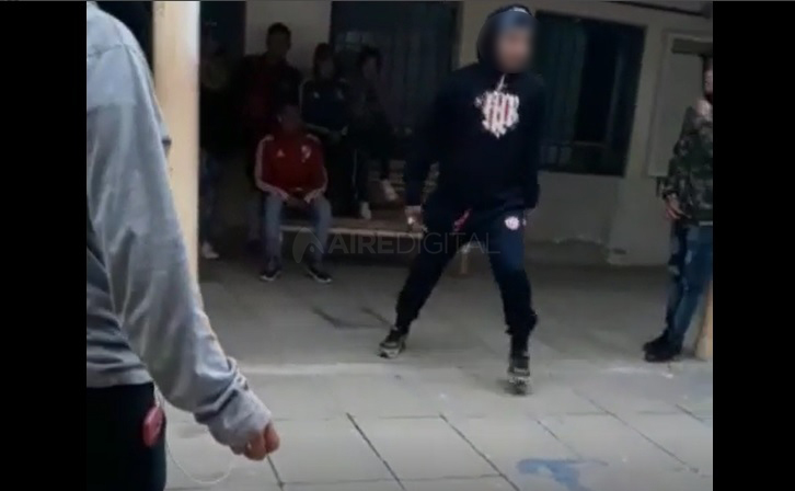 Un alumno intentó apuñalar a otro en un recreo