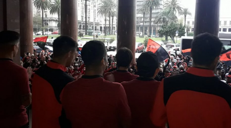 Los hinchas hicieron un banderazo en apoyo a Colón en Montevideo