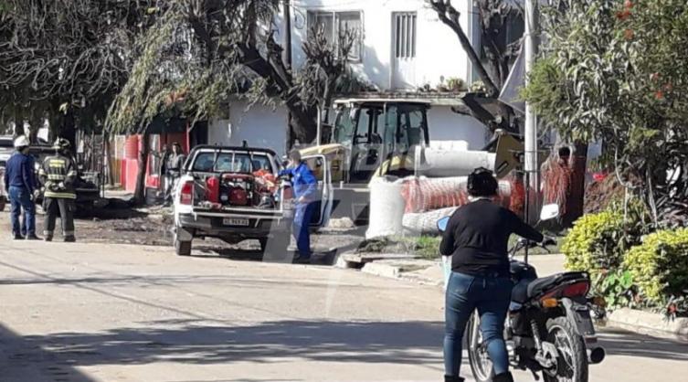 Escape de gas tras la rotura de un caño en una obra