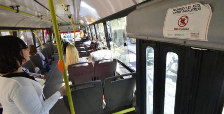 Colectivos deberán incorporar cartelería contra acoso y violencia de género 