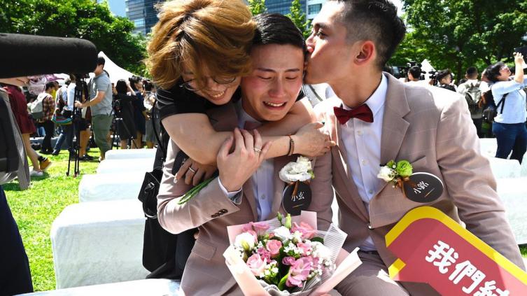 Tras una larga batalla, Taiwán celebra los primeros matrimonios igualitarios de Asia