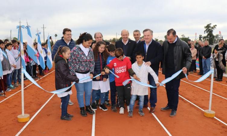 Se inauguró la Pista Profesional de Atletismo 