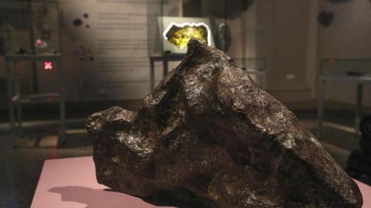 Robaron tres meteoritos en Chaco y pretendían venderlos por internet