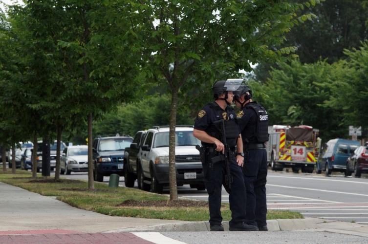 Un hombre mató a tiros a 12 personas en Estados Unidos