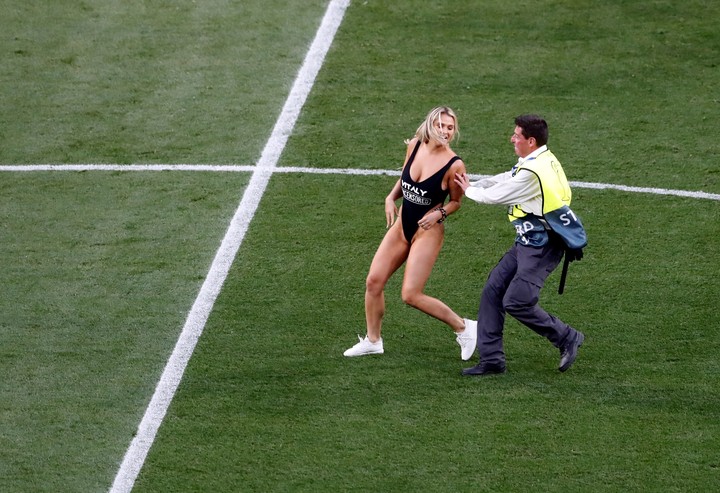 Quién es la modelo que ingresó semidesnuda al campo de juego en la Champions