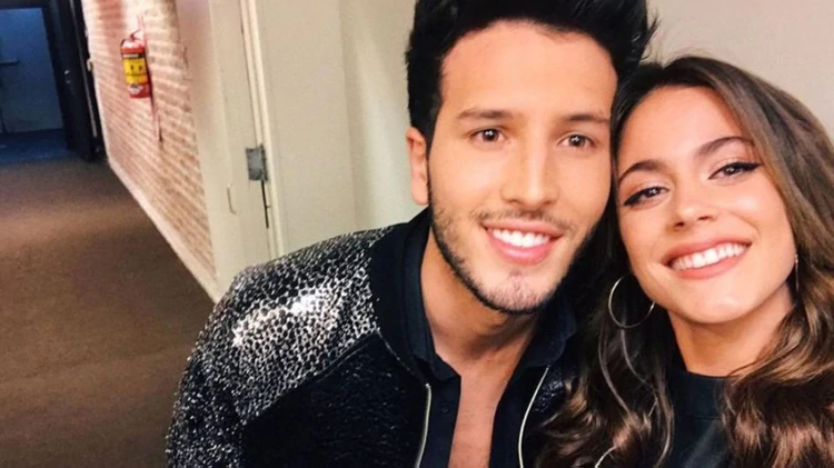 Tini Stoessel y Sebastián Yatra, a los besos en un avión