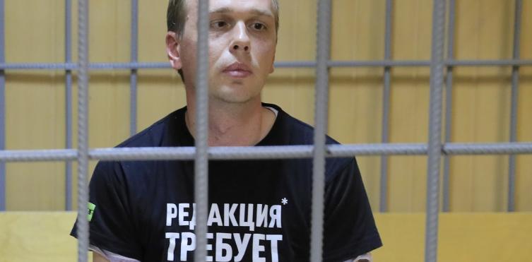 Arrestaron a un periodista crítico en Rusia que despierta una fuerte reacción en la prensa