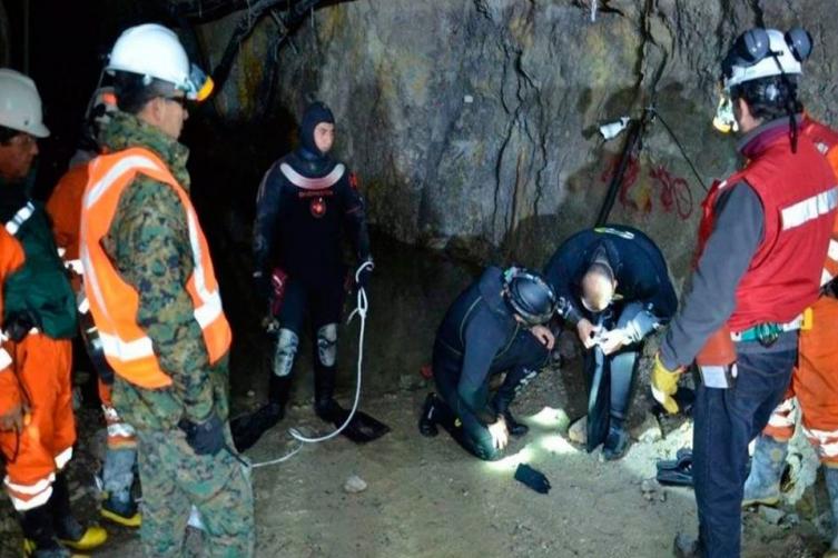 Chile:  tres hombres están atrapados a 70 metros