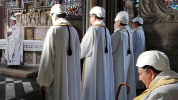 Con cascos, Notre Dame celebró su primera misa tras el incendio