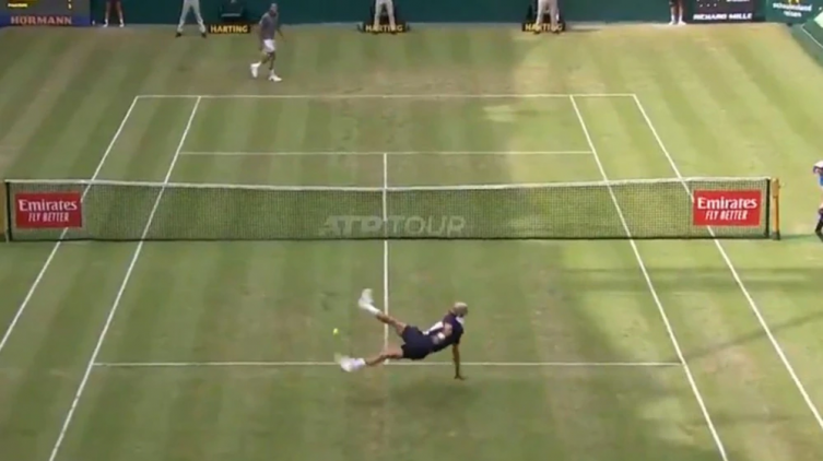Tsonga y Paire  improvisaron un fútbol tenis en pleno partido
