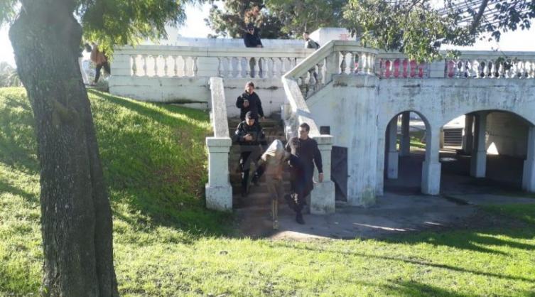 Robó en un kiosco y se escondió debajo del Puente Colgante
