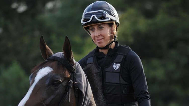 Turf: murió la jocketa que había sido aplastada por su caballo en el Hipódromo de Palermo