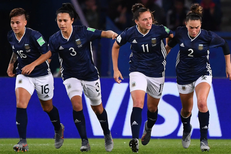 Hazaña histórica: Argentina remontó un empate 3 a 3 con Escocia y sueña con clasificarse