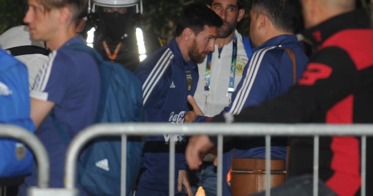 La Selección argentina llegó a Porto Alegre, donde el domingo se jugará la clasificación