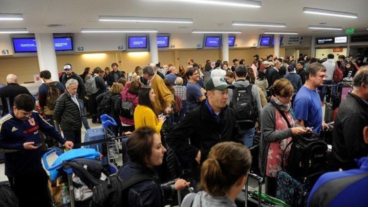 Continúa el paro de controladores aéreos en todo el país