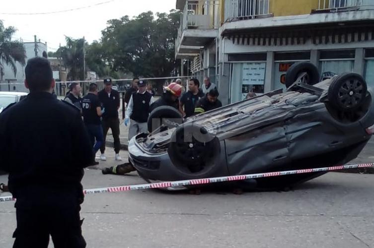 Espectacular vuelco en Barrio Sargento Cabral