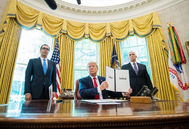 Trump firmó sanciones financieras adicionales contra Irán y sus líderes