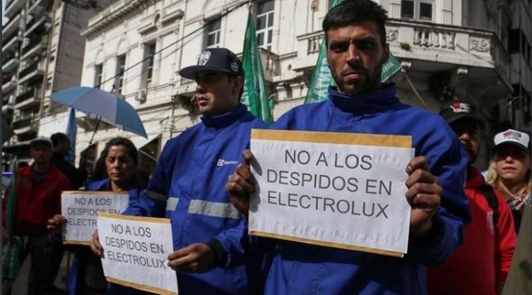 Trabajadores de Electrolux exigen reincorporaciones