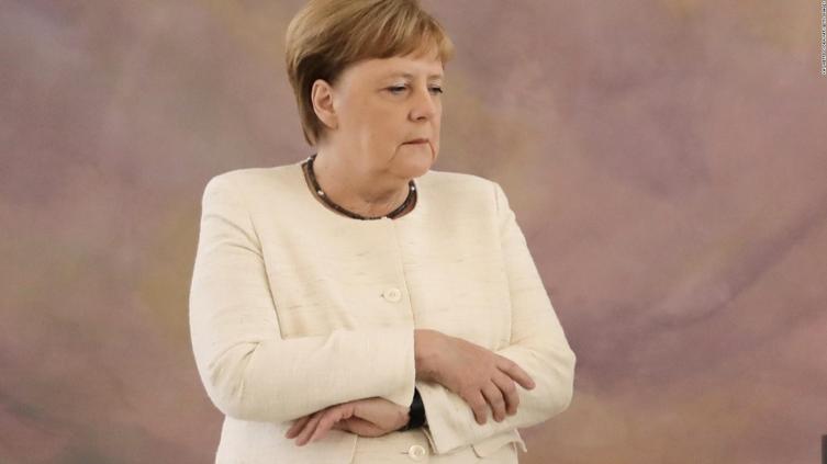 La salud de Merkel: volvió a temblar durante un acto