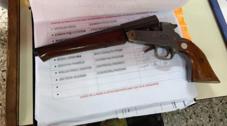 Alumna amenazó a sus compañeros con una pistola