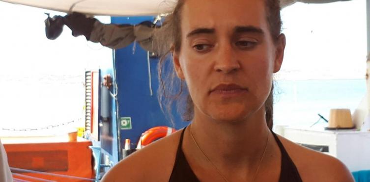 Arrestaron a la capitana del barco con migrantes que entró a Italia sin permiso