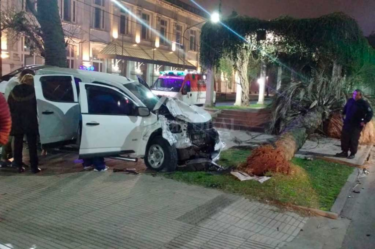 Fuerte choque entre una camioneta y un taxi en bulevard