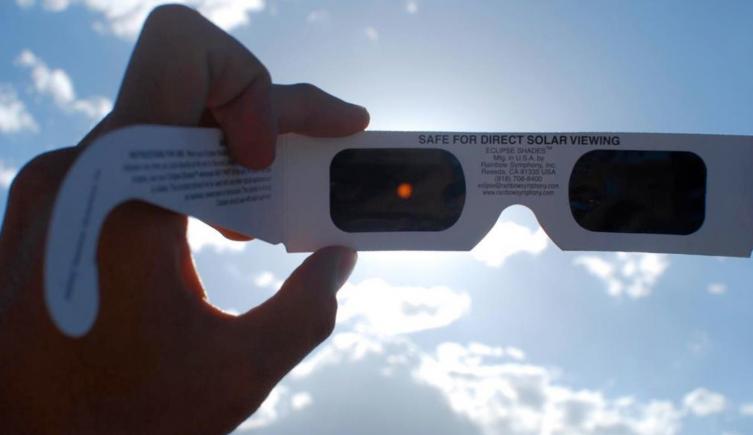 ¿Cómo disfrutar el eclipse sin dañar la vista?