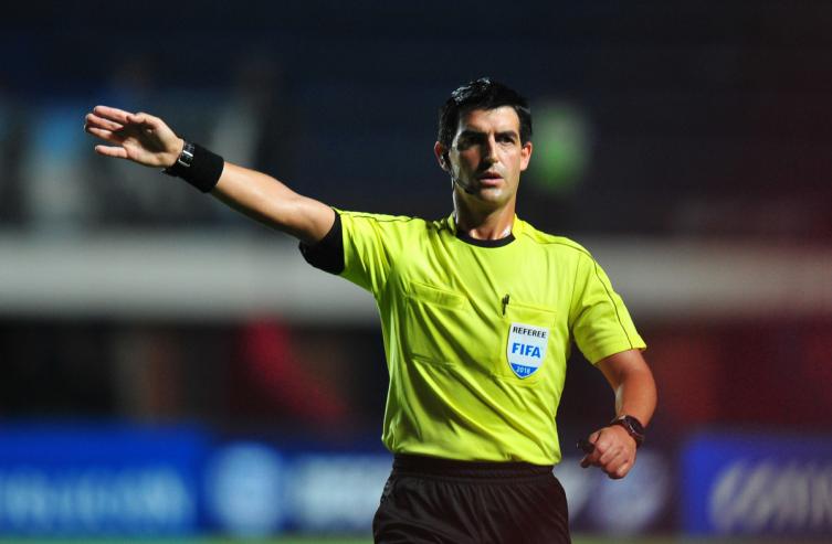 Leodán González, el árbitro que esta vez no habló desde el VAR y perjudicó a Argentina