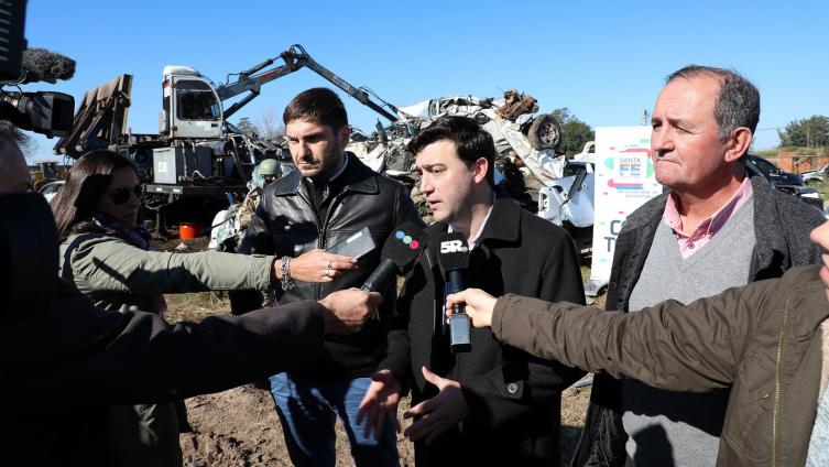 Compactación de vehículos de un desarmadero ilegal 