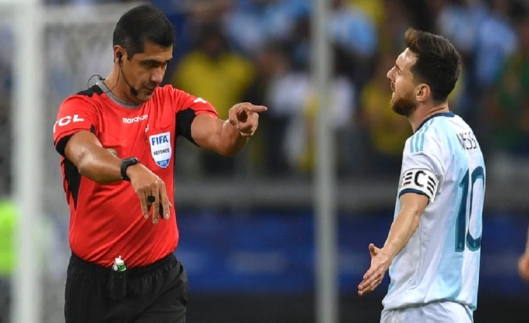 La queja formal que la AFA presentará ante Conmebol por el arbitraje en Argentina-Brasil